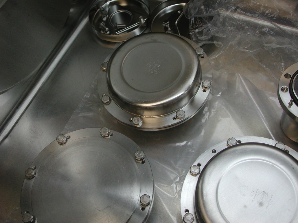 Small, material compliant stainless-steel bolt-top containers 